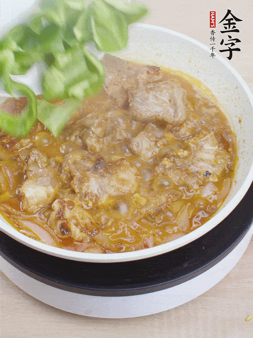 下青椒，翻炒炒至湯汁收干。