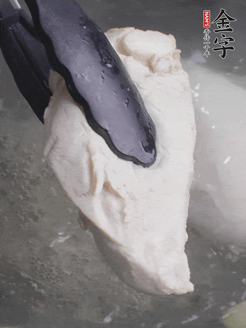 雞胸肉冷水下鍋，加姜片煮熟。過冰水撕成細絲。