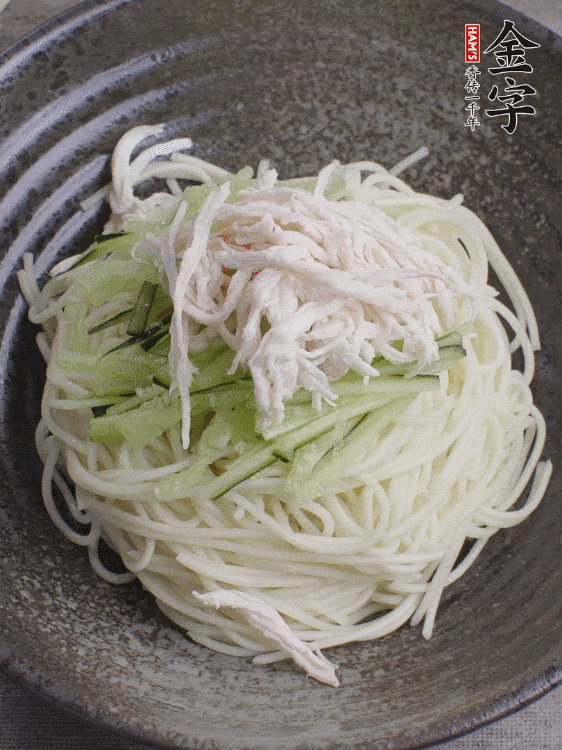 堿水面（熟）倒入大碗中，鋪上黃瓜絲、雞絲。