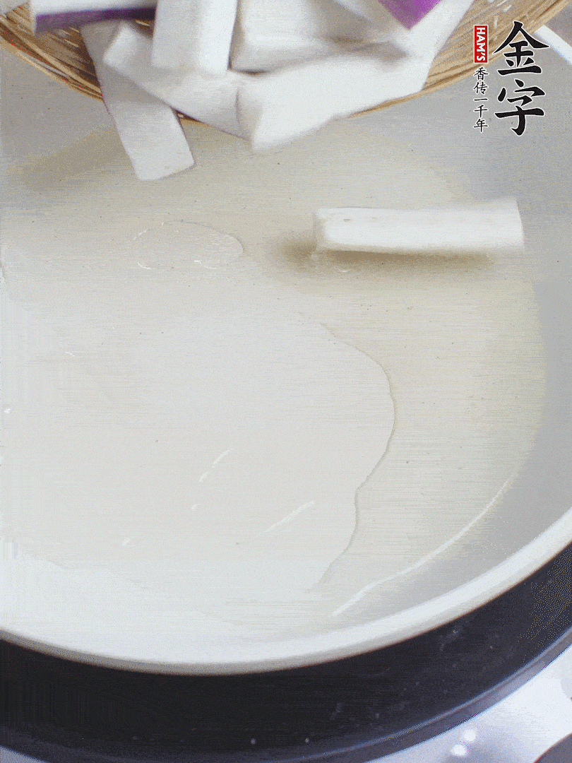 杭茄洗凈去蒂，縱向剖成4份，切成長(zhǎng)10cm左右的段。白洋蔥切絲。口蘑洗凈去掉柄。紅椒切菱形片。