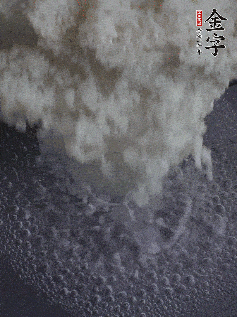 浸泡好的大米，沸水下鍋煮5分鐘，撈出瀝干。