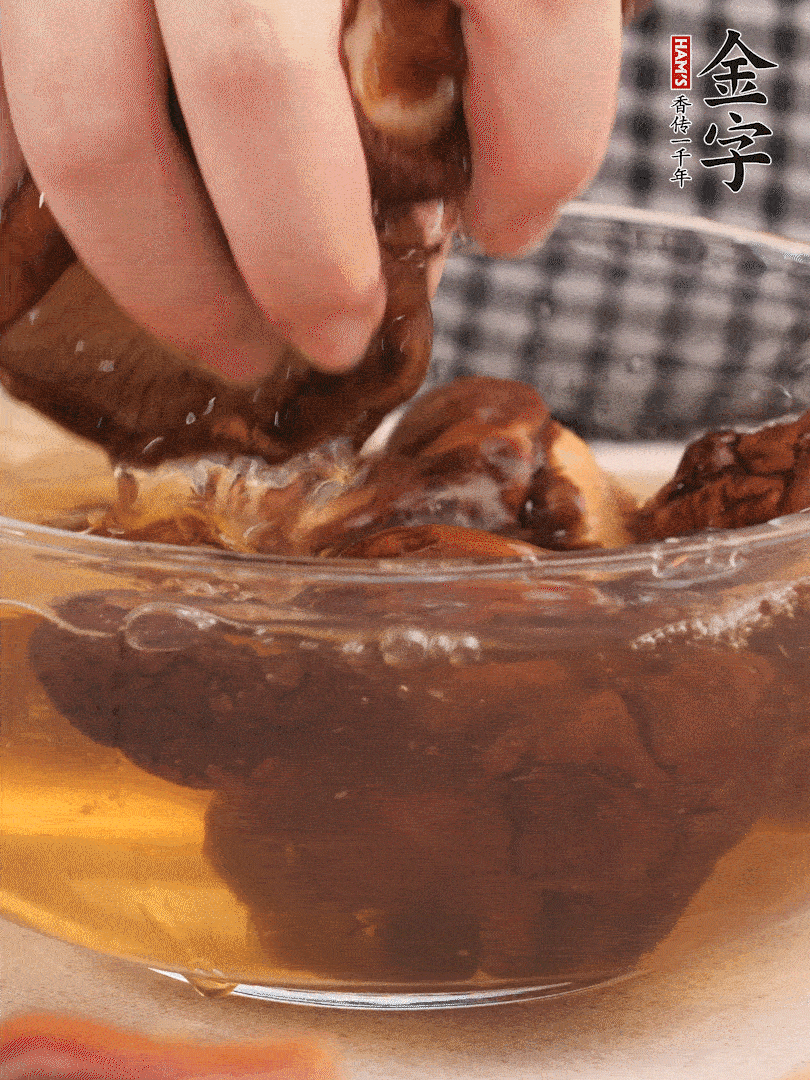 干香菇溫水泡發，去蒂洗凈切十字。