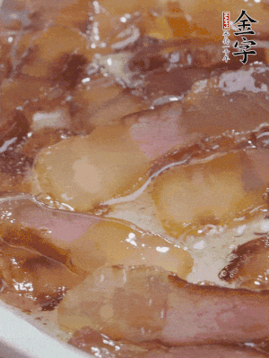 油5成熱，醬油肉煸香。