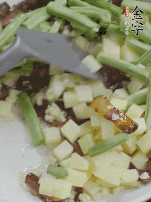 下蒜末、豆角、土豆塊翻炒。