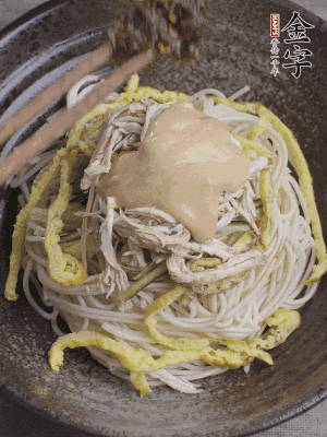 生抽1勺、醋1勺、芝麻醬1勺、金字火腿大師醬1勺。