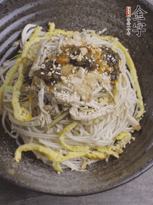 撒上花生碎、白芝麻、蔥花。