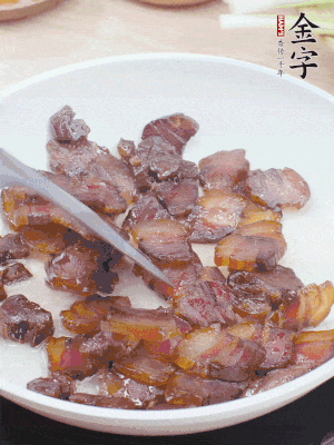 熱鍋少油，醬油肉煸出油脂，盛出。