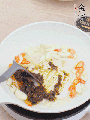 豬油下鍋，爆香蒜片、金字火腿XO醬。