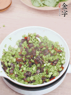 1勺生抽、1勺蠔油、1點(diǎn)點(diǎn)白糖調(diào)味。