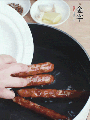 金字香腸水煮15分鐘，撈出切薄片。