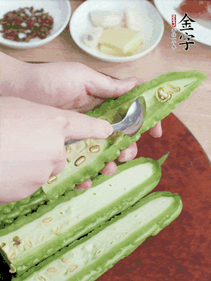 苦瓜去籽切薄片，一點鹽拌勻，10分鐘后沖洗控干。香蔥切蔥花、姜切末、蒜拍碎、干辣椒切圈。