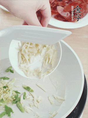 油4成熱，下蔥姜蒜、干辣椒、花椒煸出香味。