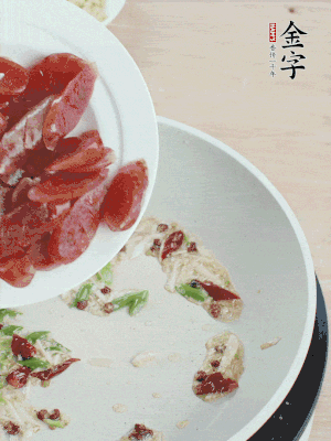 放香腸、苦瓜快速翻炒。