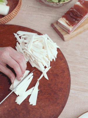 茭白切細(xì)絲，鹽水中浸泡防止氧化。