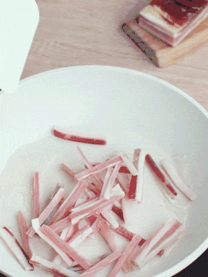 熱鍋涼油，下咸肉絲煸至出油。