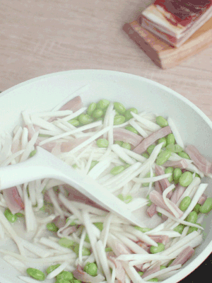 下茭白絲、青豆翻炒。