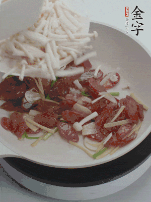 放白玉菇、青紅辣椒、雞蛋。