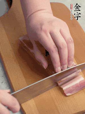 百合切去頭尾，分開洗凈;咸肉切薄片。