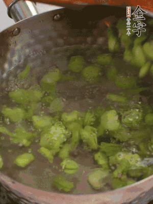 鍋中水沸，放一撮鹽，下蠶豆豆瓣焯3分鐘，下百合，3秒撈出，一起撈出瀝水。