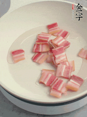 鍋中少許油，金字淡咸肉煸香。