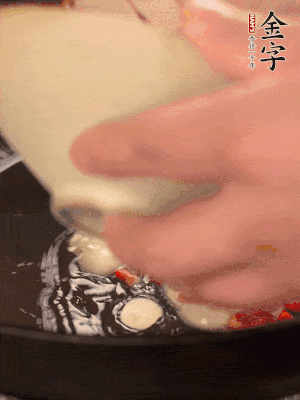 豬油潤(rùn)鍋，下辣椒、大蒜、火腿片煸香。