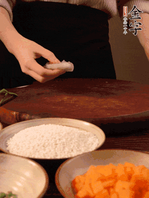 胡蘿卜去皮切丁。蝦仁切小塊。糯米提前浸泡半天。