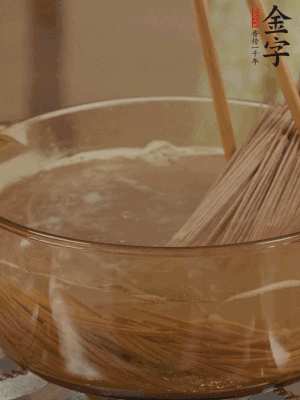 水開后下蕎麥面，煮2分鐘后過涼水備用。