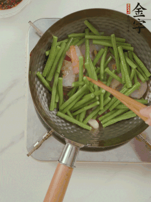 下掰好的缸豆段翻炒，略燜煮。
