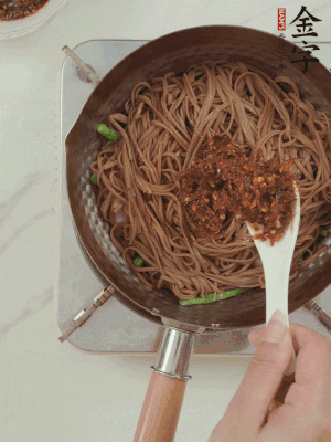 下蕎麥面，淋上少許醬油，加2勺金字火腿大師醬略翻炒即可。