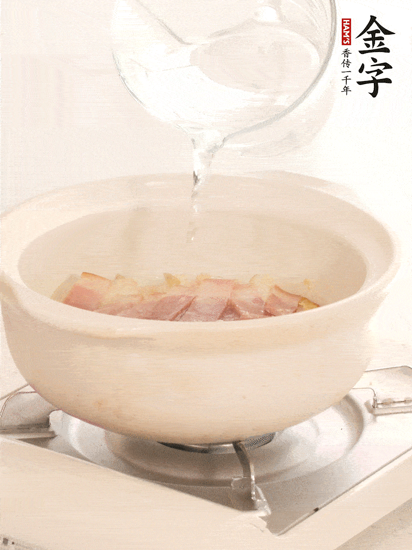 放入火腿片，加開水，再加入豆腐