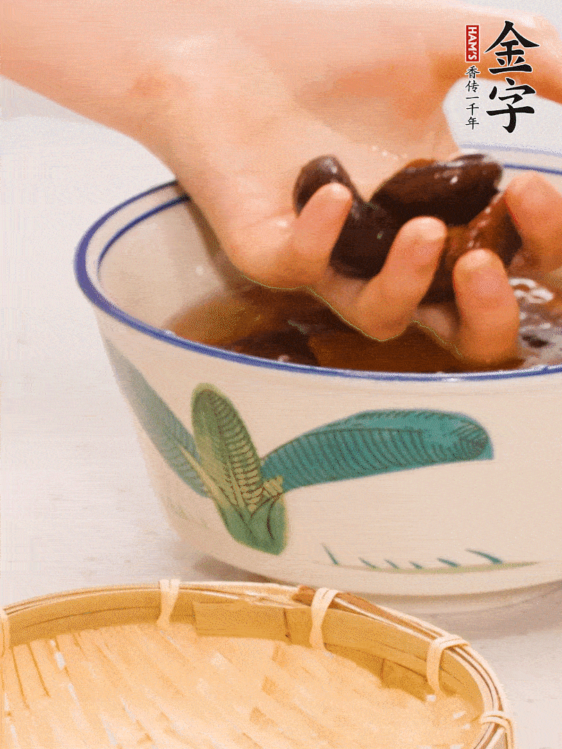 干香菇提前泡發切片，泡香菇水留著備用。