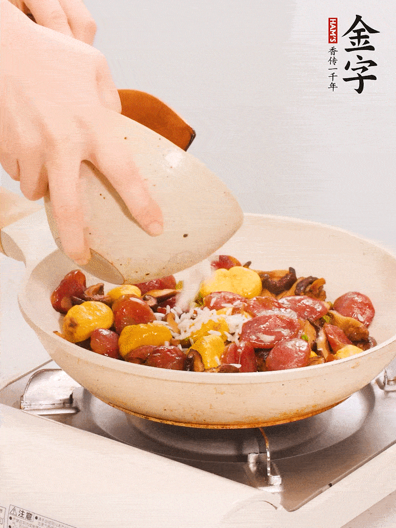 把米淘洗干凈，放入切好的香菇、板栗、毛豆。