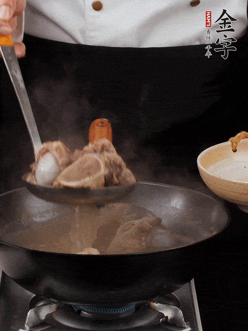 大筒骨清水浸泡30分鐘，中途換水2-3次。冷水下鍋，加姜片、料酒焯水，撇去浮沫。