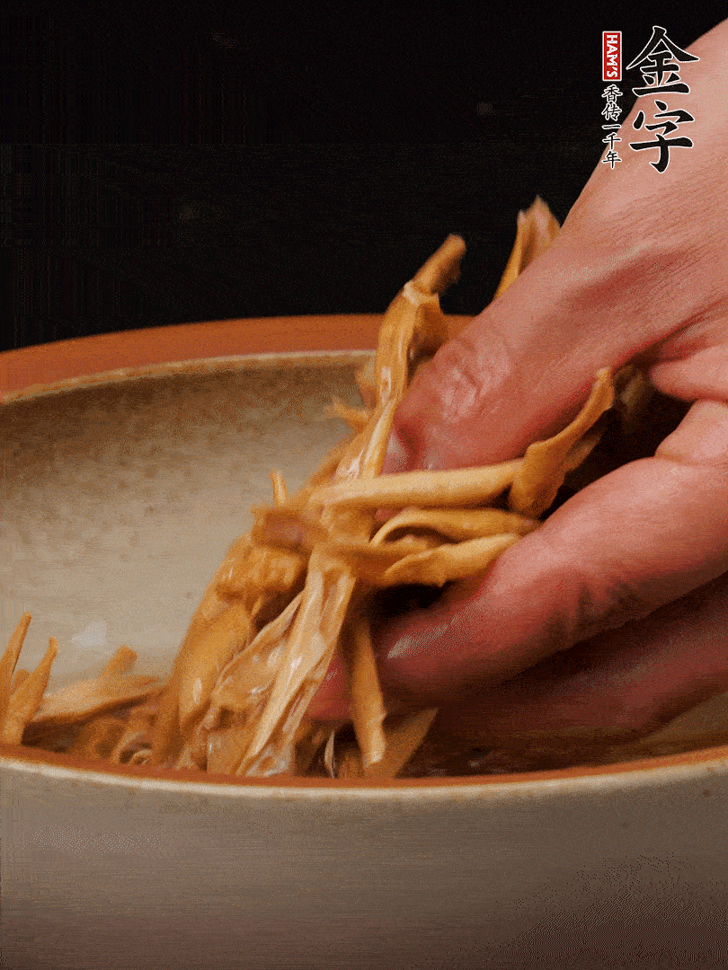 農家土筍尖提前泡軟，用刀劃成細絲，這樣會更加入味。