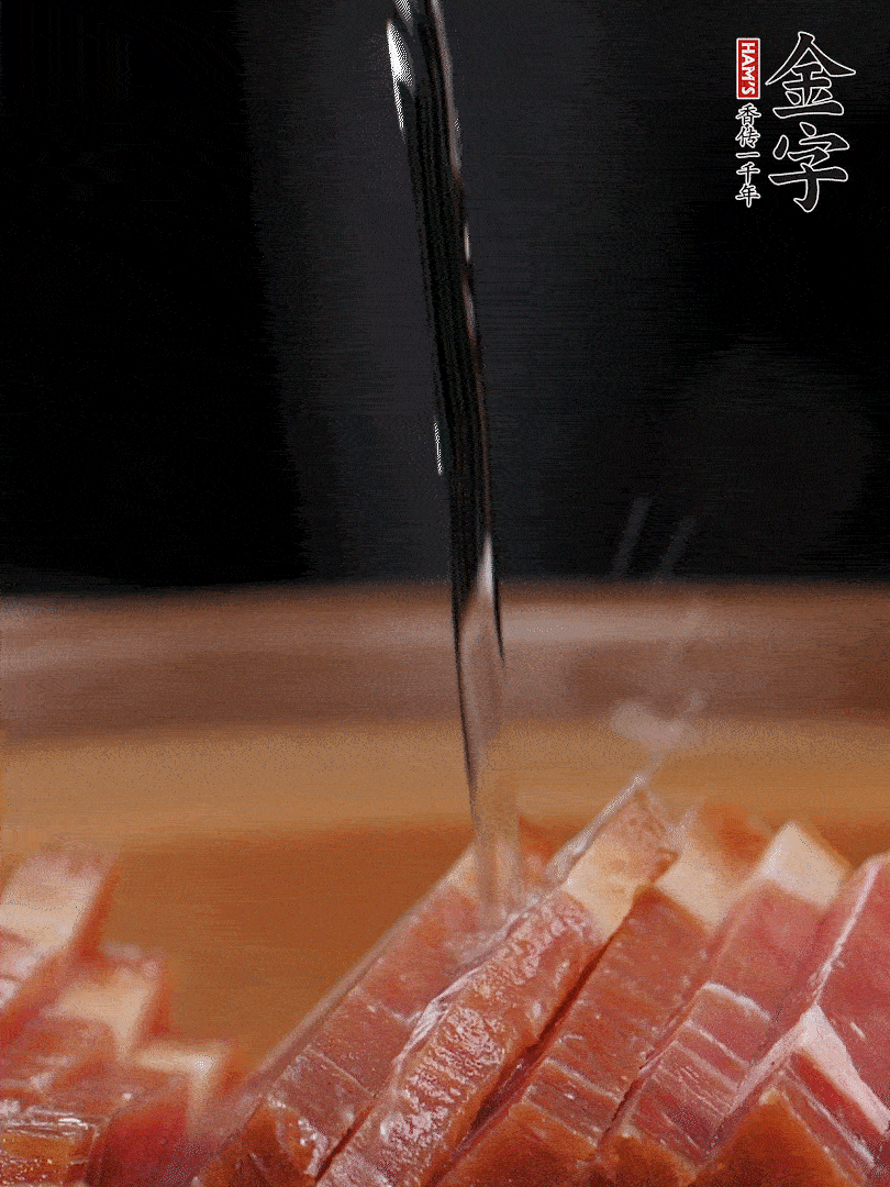 金字火腿切片，放入溫水中泡10分鐘，金字土香腸斜切成片。千張切成細條。