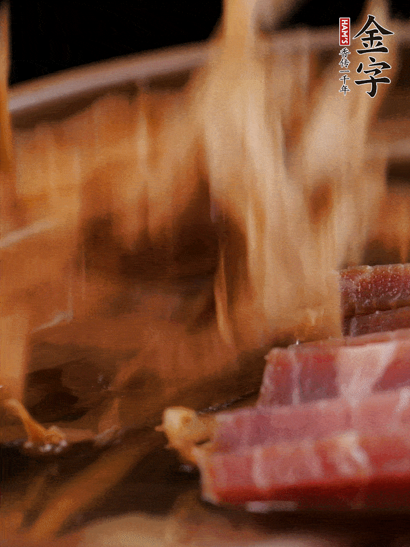 大筒骨、金字火腿、姜片、黃酒一起放入砂鍋，加筍干燉煮40分鐘。（如果家里有高壓鍋，用高壓鍋把高湯壓出來更鮮濃。）