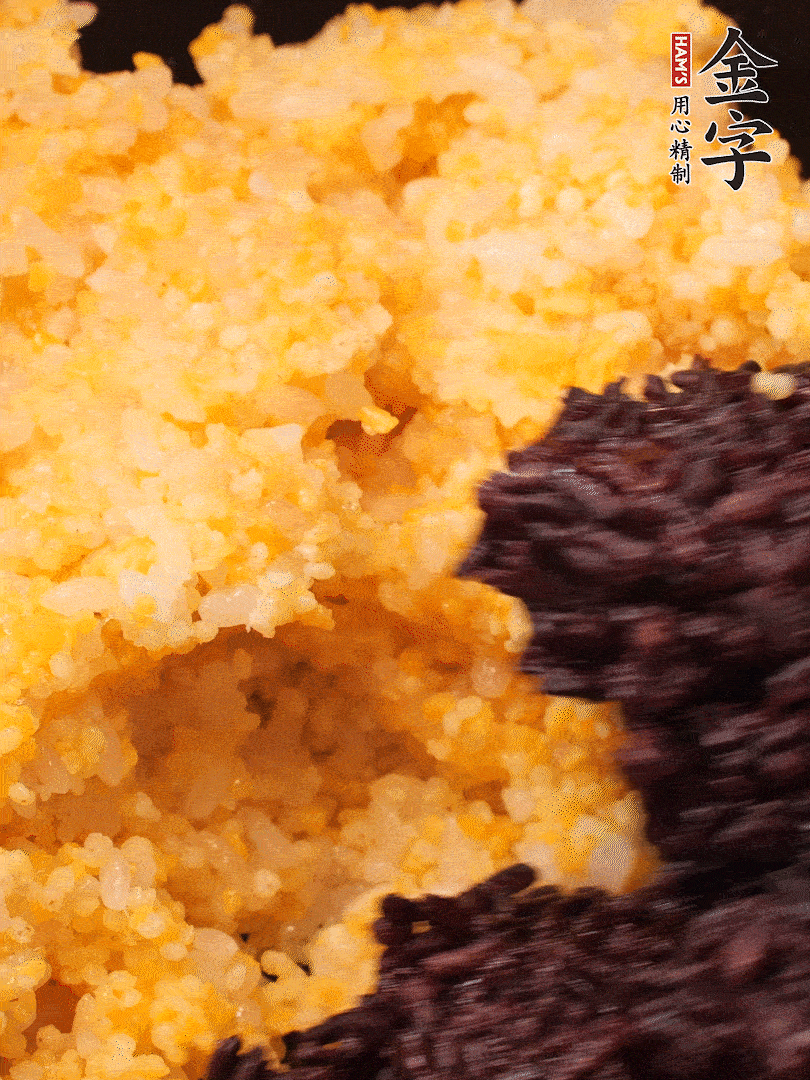 混合小米、紫米煮熟，加豬油攪拌均勻（紫米分開煮在攪拌）