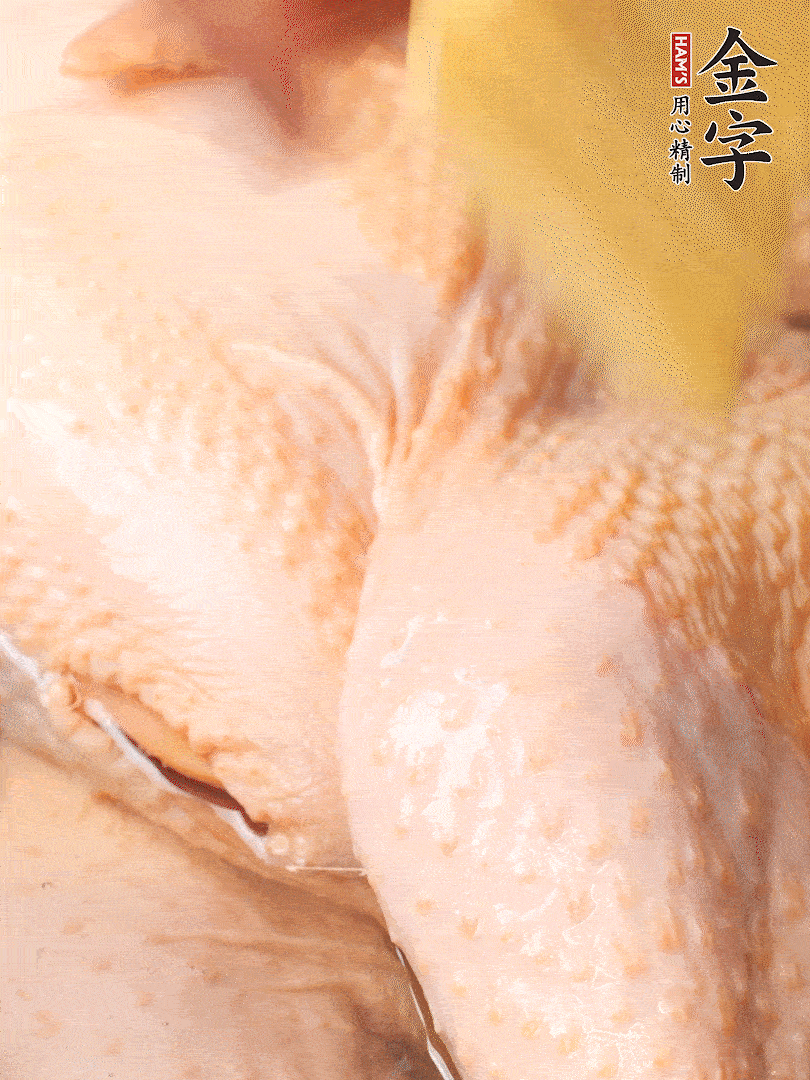 老母雞去頭去尾，斬去雞爪。冷水入鍋，加料酒、蔥姜焯水，煮出浮沫后撈出，用清水洗凈