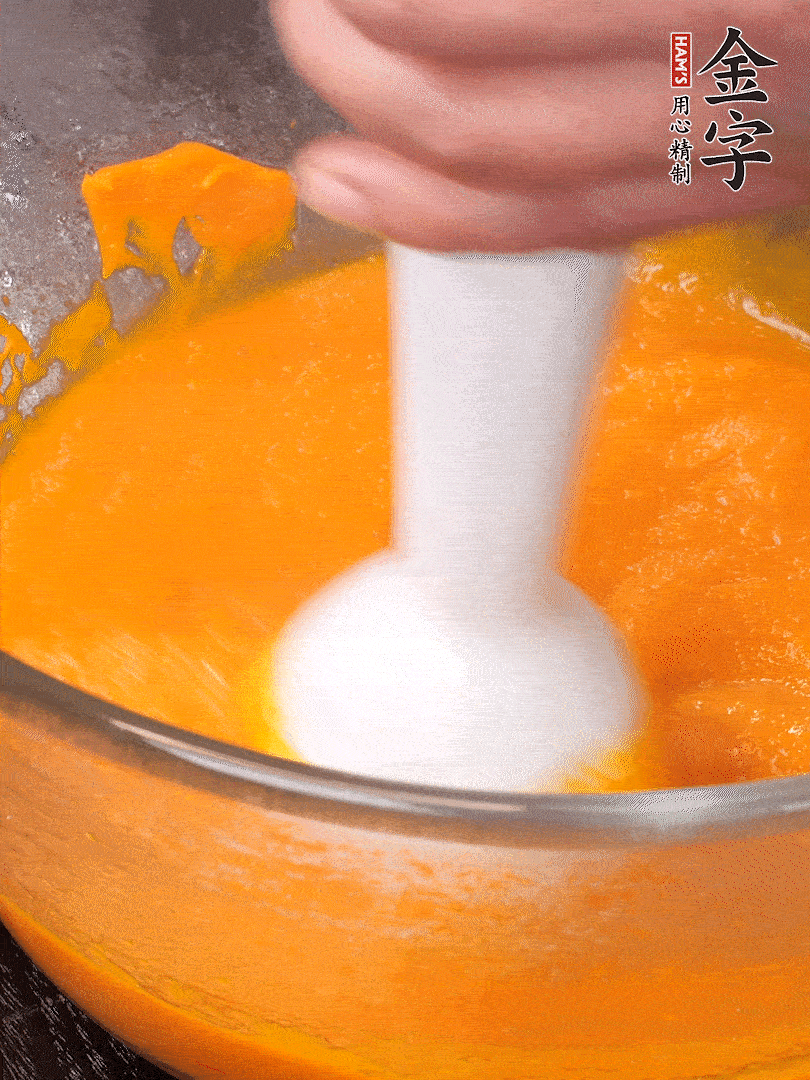 300g南瓜，去皮去瓤切滾刀塊，大火蒸8分鐘，料理機打成泥，篩網過篩成泥