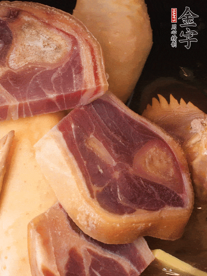 火踵、老母雞加蔥、姜、料酒、清水，大火燒開后轉小火，燉1小時