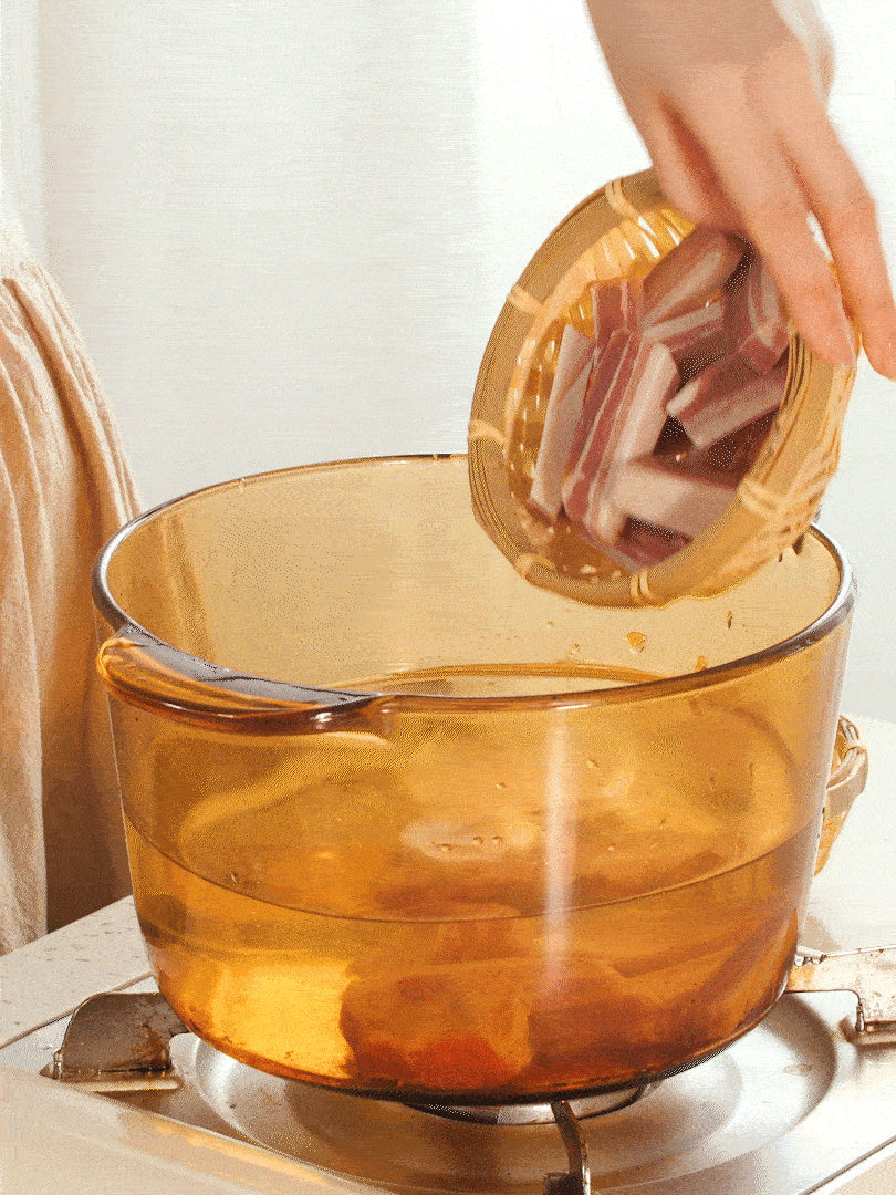 咸肉、排骨加料酒 蔥段 生姜 一起冷水下鍋焯水撈出