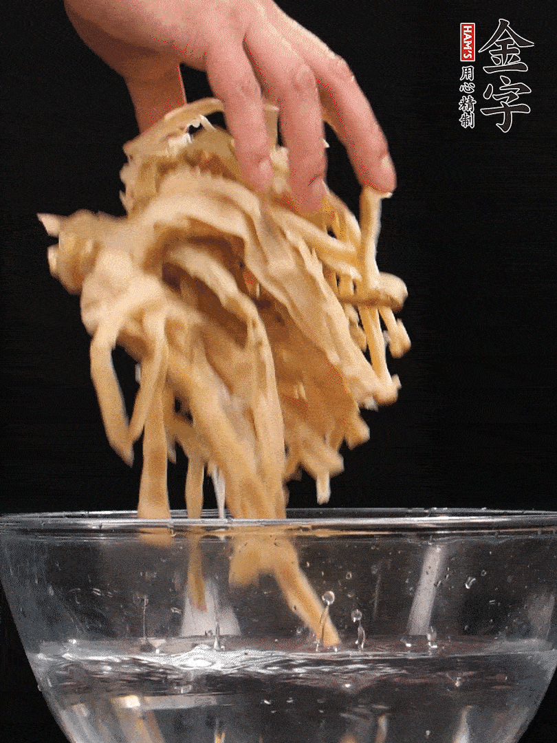 天目山筍干1把，清洗表面鹽分，用手撕成長條