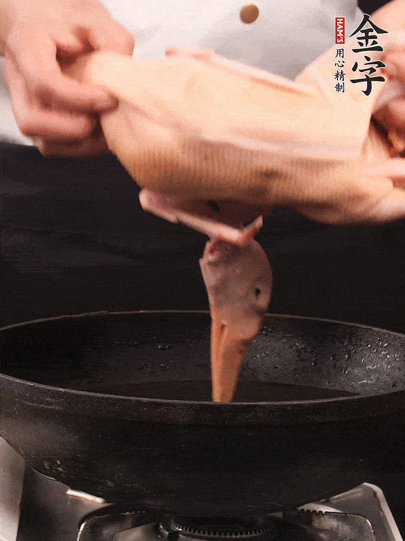 處理干凈的老鴨1只，黃酒小半碗，姜幾片，一起放入冷水，煮沸焯水3分鐘，去除血沫