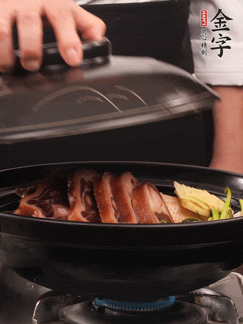 砂鍋蓋蓋子密封，大火燒開后轉小火，燜煮2小時