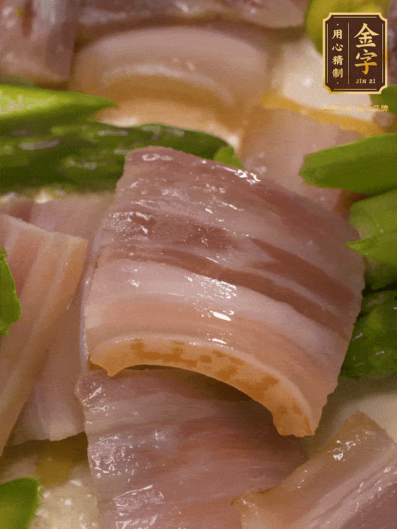 依次下蠶豆、蘆筍、白蘑菇翻炒均勻