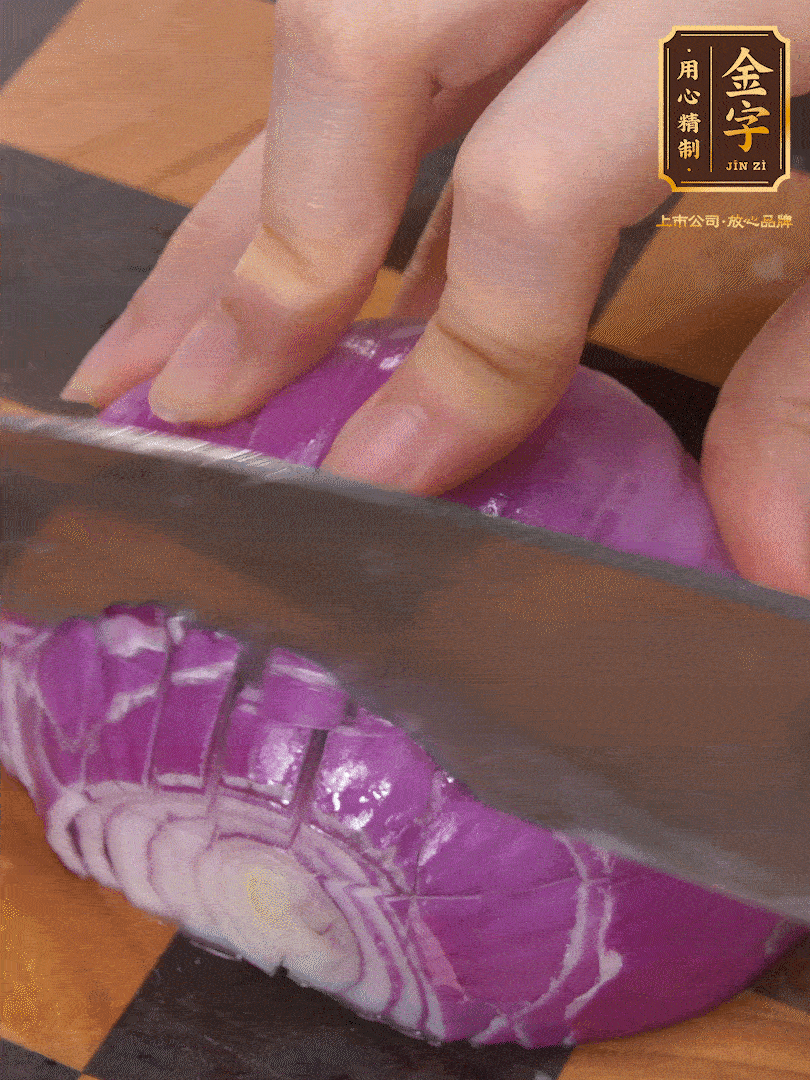 洋蔥切碎、土豆切丁