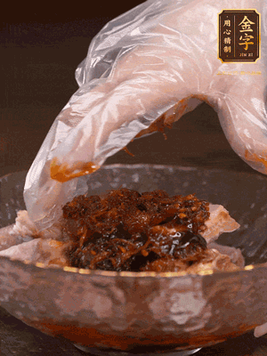 排骨用1勺蠔油、1勺醬油、1勺金字火腿XO醬抓勻腌制半小時