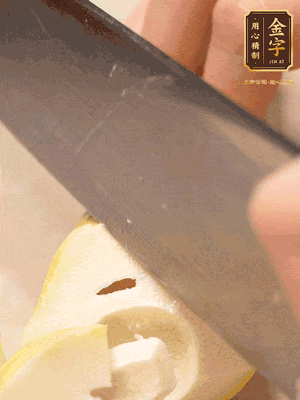 春筍切成滾刀塊，焯水去除澀味