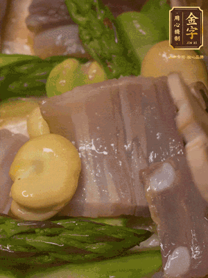 倒入熱水，燉煮10分鐘