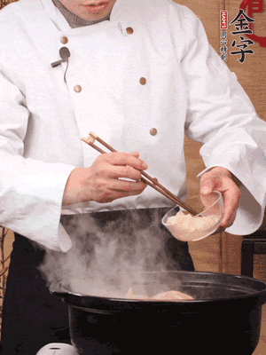 花膠、金湯放入鍋中小火再燉10分鐘